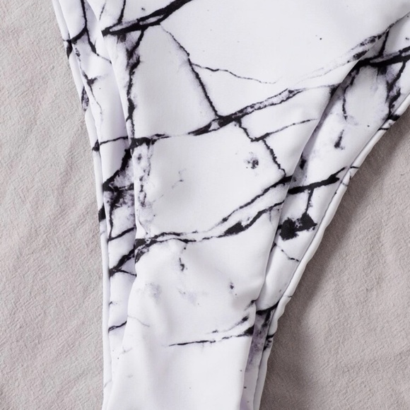 Bikini - Picture 3 of 4